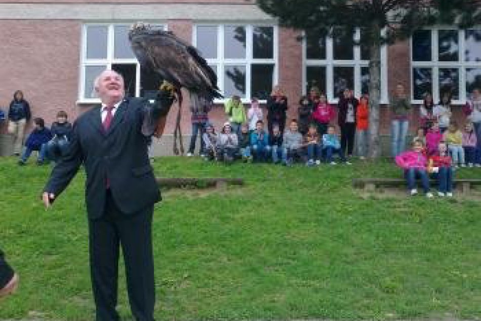 Minister Čaplovič na výjazde v Štiavnických Baniach: Takto zápolil so sokolom :)