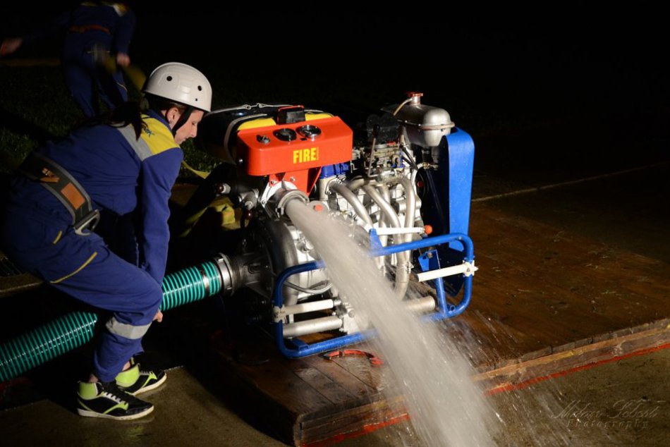 OBRAZOM: Takto vyzerá nočná súťaž hasičov