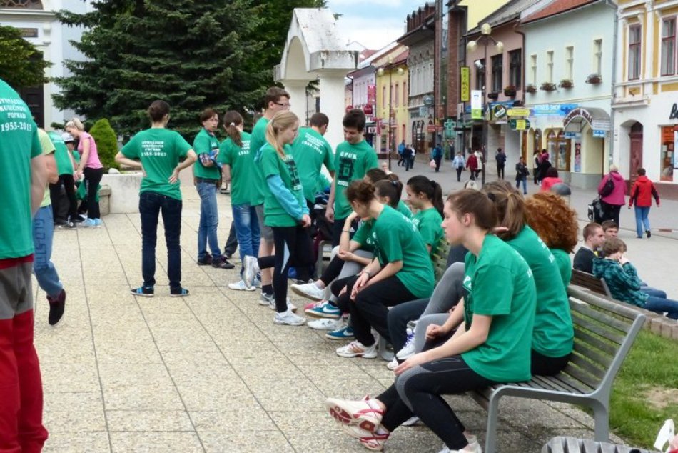 Gymnazisti oslavovali skutočne originálne. V uliciach Popradu vybehali skratku s