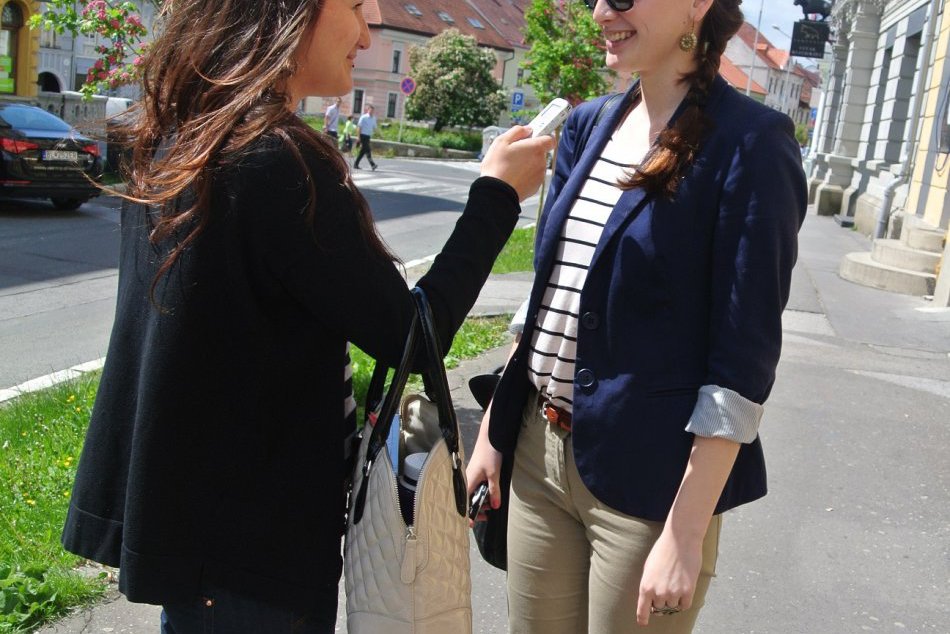 Mladí žurnalisti v akcii: Členovia Rady študentov si vyskúšali prácu novinárov