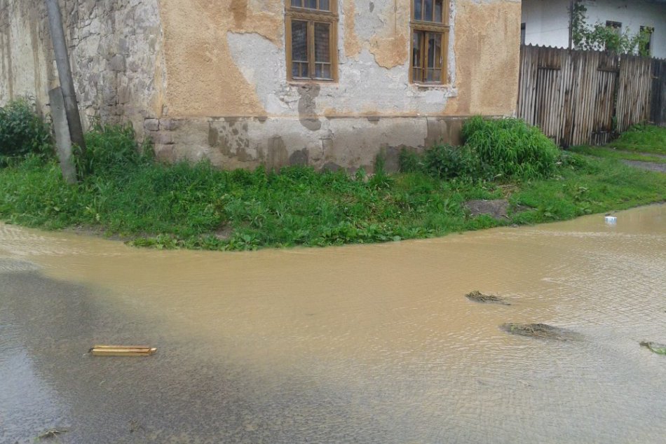 PRÍVALOVÝ DÁŽĎ V OČOVEJ: Zaplavené boli domy, štadión a kurty