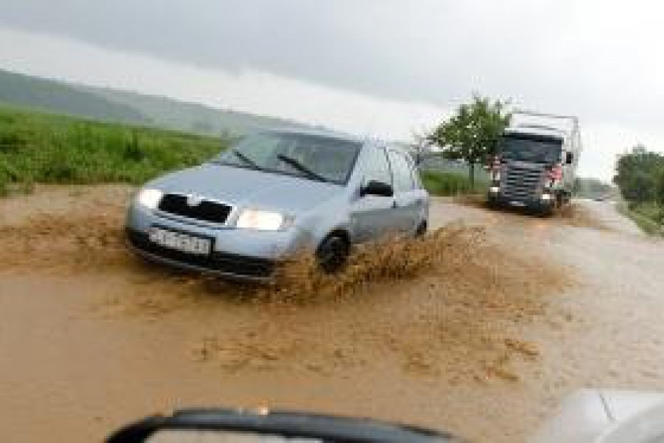Na Čifáre udreli silné prietrže mračien: Do dediny sa valí voda!
