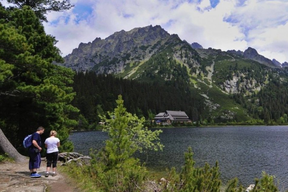 Letnú turistickú sezónu otvorili aj na Popradskom plese. Kľúčom otočili potápači