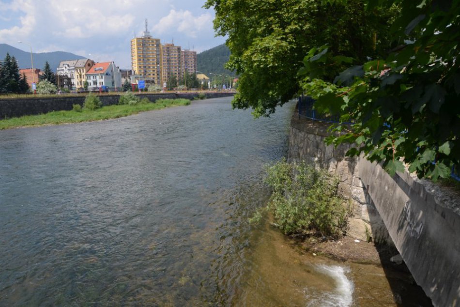 Váh ukázal svoju silu: Dvoch mužov museli vytiahnuť hasiči