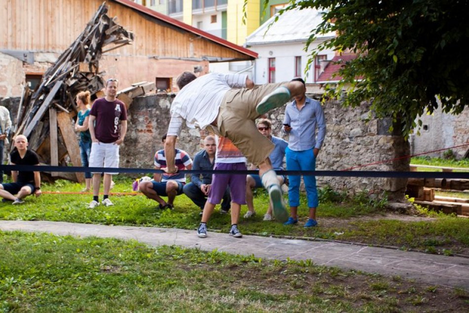 FOTO: Záhradu ovládli outdoorové disciplíny: Svoje umenie v nej predviedli slack