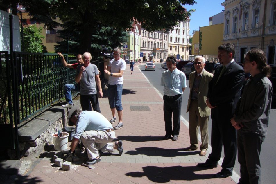 V Bystrici pribudli tri pamätné kamene: Pripomínajú hrôzy nacizmu a obete holoka