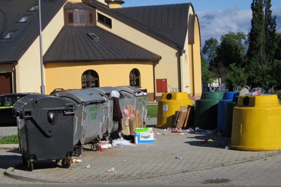 Vyhádzané kontajnery pri gréckokatolíckom kostole. Prečo to tu vyzerá ako na sme
