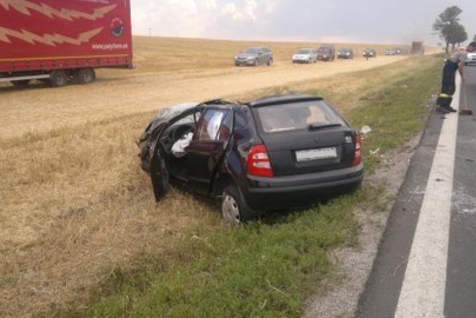 Medzi Bušovcami a Spišskou Belou skončilo auto na streche. Zranenú hasiči vystri