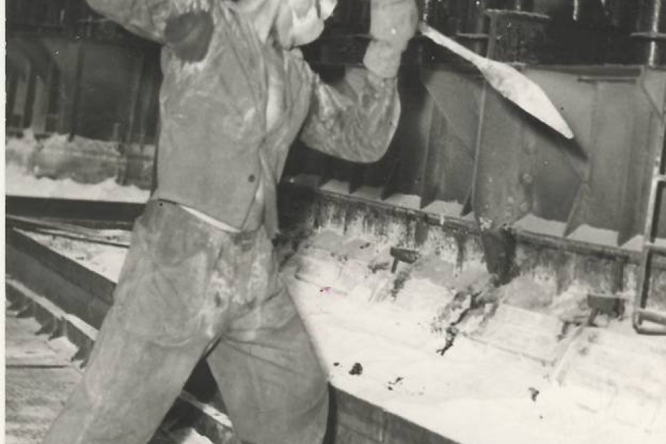 Spúšťanie hlinárne ZSNP v Žiari