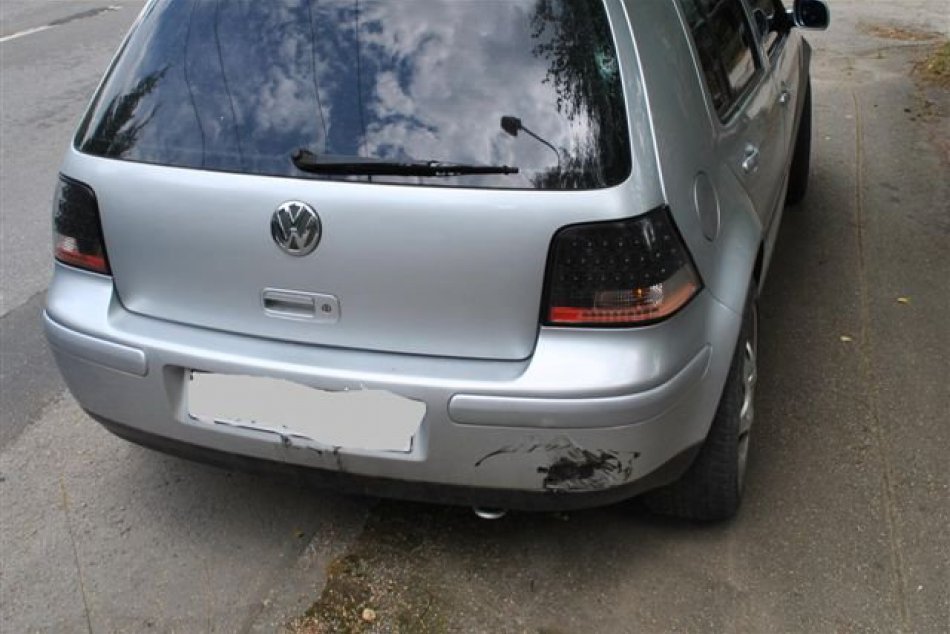 Vodič štvorkolky nabúral do Golfu