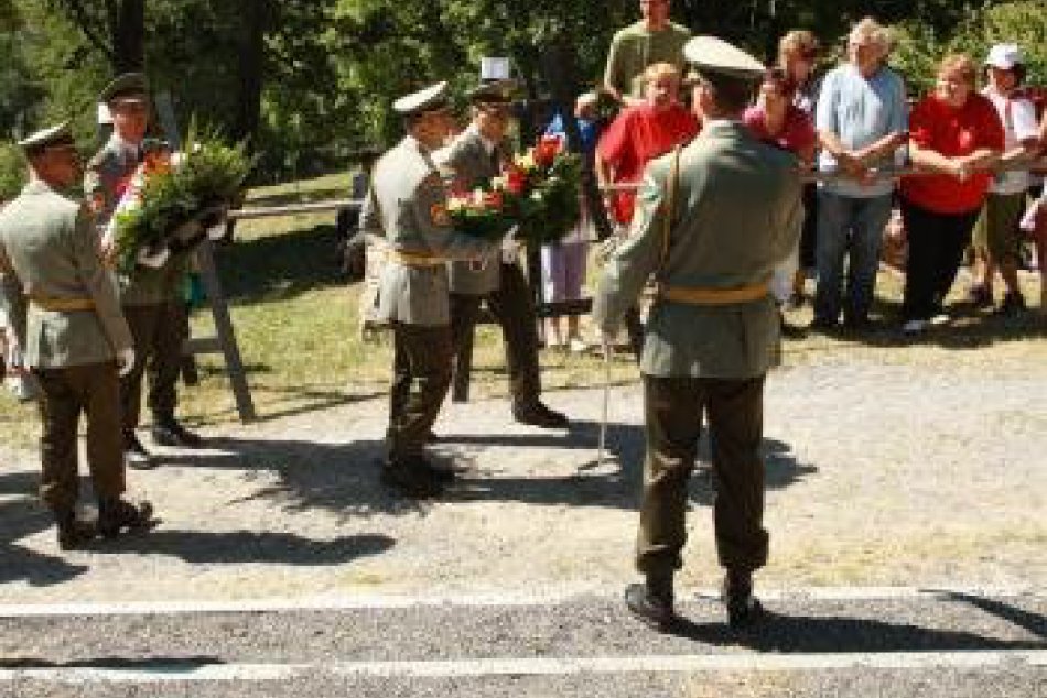 Na Kalištie prišiel spomínať aj premiér: Vyzval, aby sa deťom hovorilo o SNP