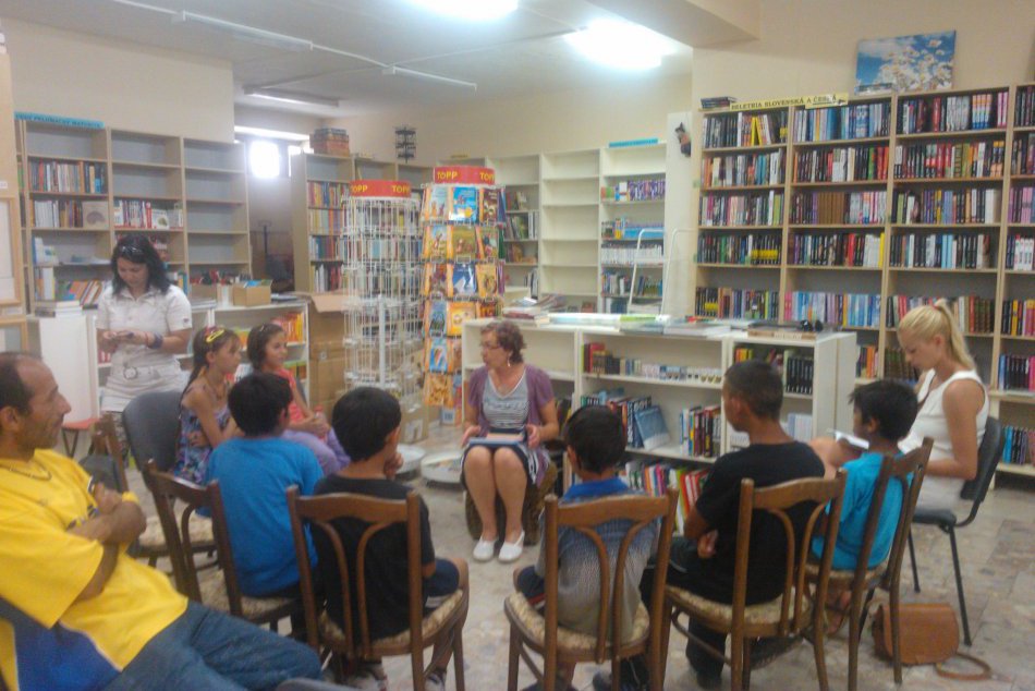 Deti z komunitného centra na návšteve kníhkupectva