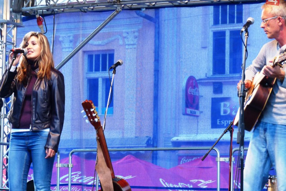 Na námestí s úspechom hrala Hrdza, sympatie publika si získalo aj duo Stoklasová