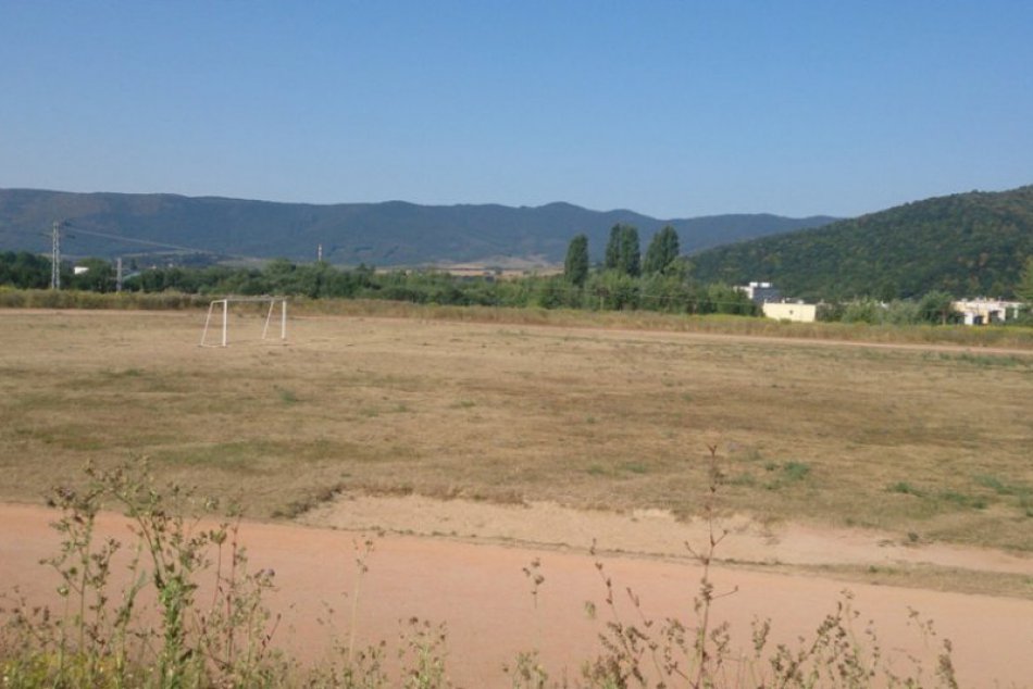 Futbalovému ihrisku pri základnej škole svitá na lepšie časy