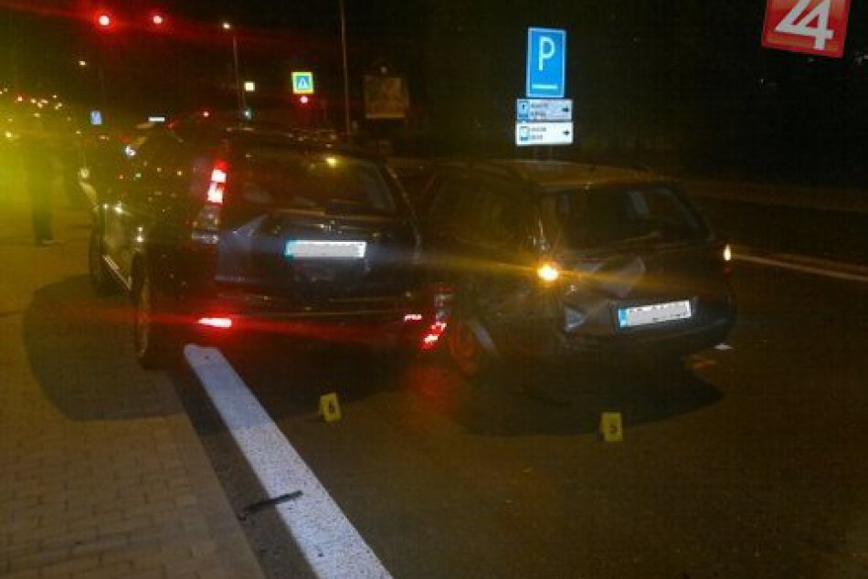 Alkohol úradoval: Údajne podnapitý vodič zdemoloval tri autá pred sebou