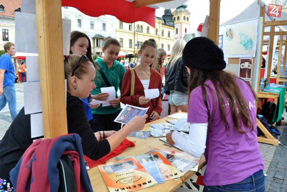 Bystrické námestie plné školákov:  Zaujala ich módna prehliadka aj koncerty škol