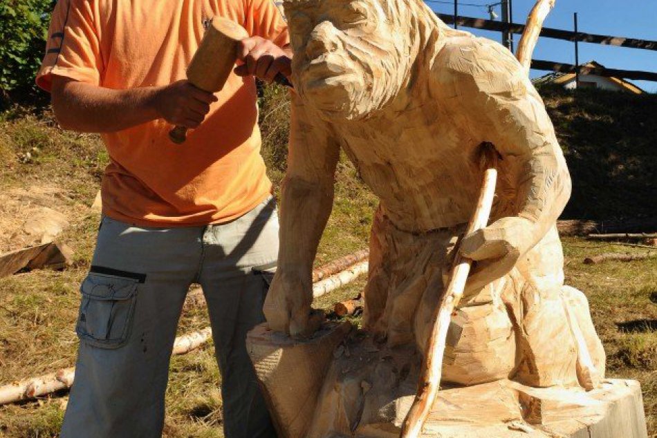 Mystérium pravekého lovu: Nálezisko lebky neandertálca zveľadia sochy predstavuj
