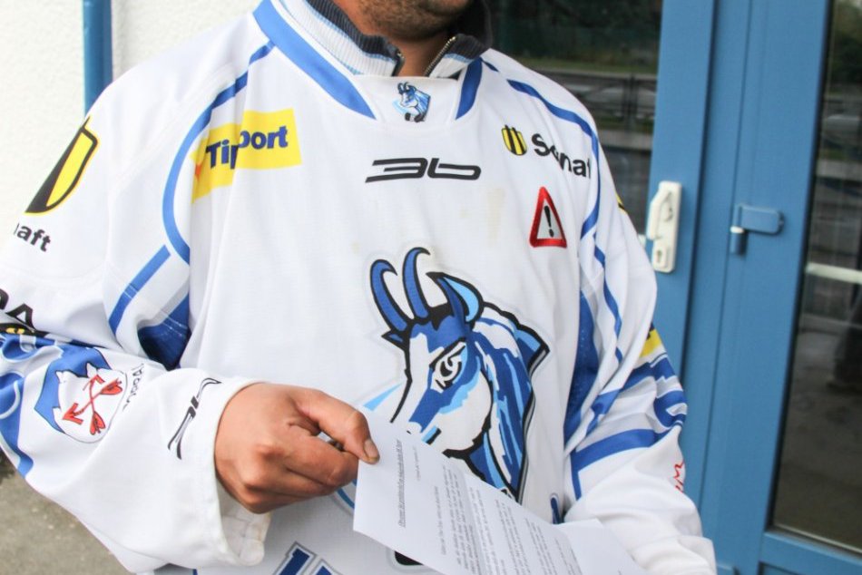 Hokejoví fanúšikovia pochodovali mestom. Vedeniu mesta i klubu odovzdali otvoren