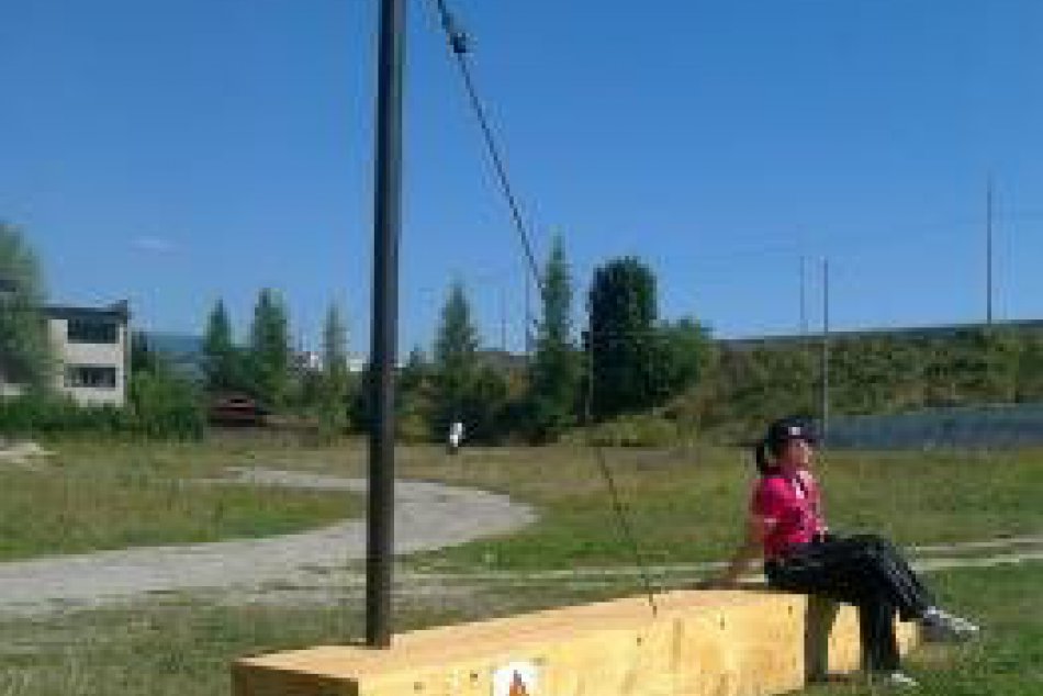 Nábrežie Hrona zdobia netradičné lavičky