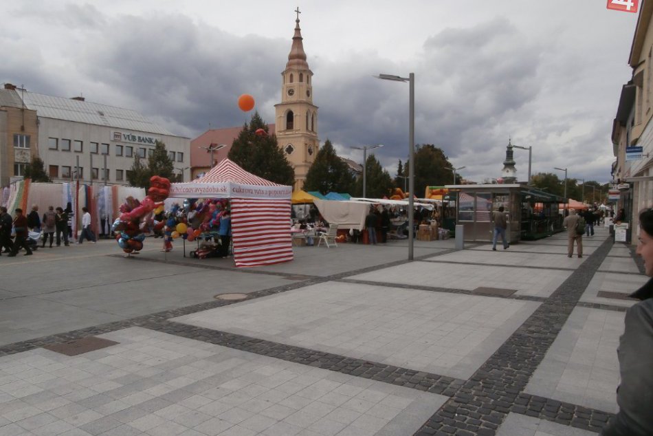 Aktuálne foto zo zvolenských trhov: Námestie je plné ľudí a jarmočníkov