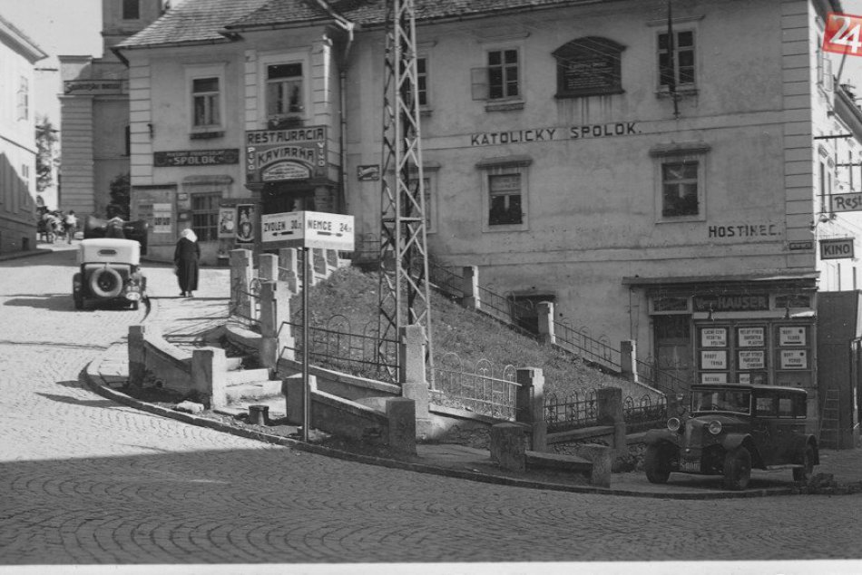 Osádzanie sochy A. Kmeťa v B. Štiavnici