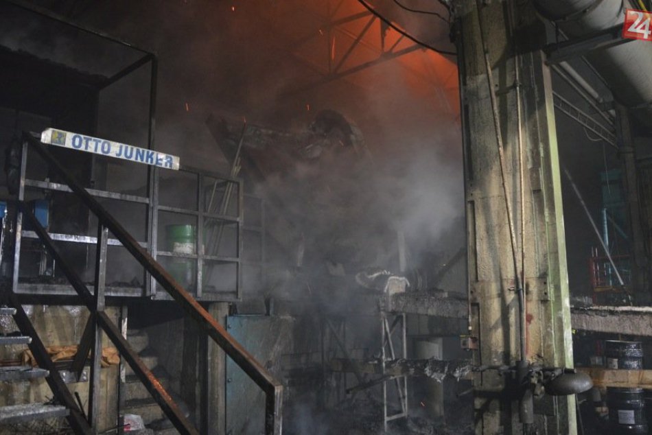 V areáli Chemosvitu došlo k výbuchu, následne začala horieť strecha!