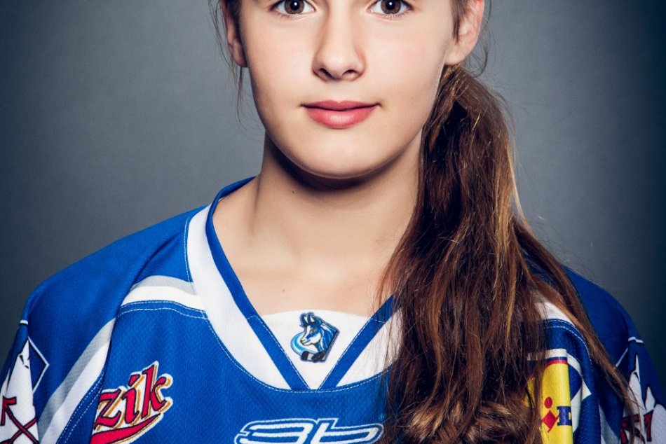 Popradské hokejistky pred fotoobjektívom: Takto vyzerajú bez prilieb