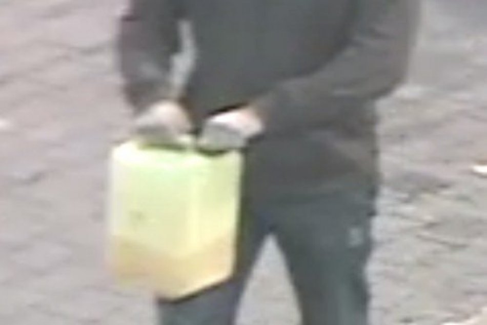 Podpálené auto v Likavke: Pomôžte identifikovať osobu