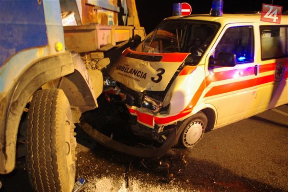 Nákladiak sa zrazil so sanitkou, zranili sa aj prevážaní pacienti!