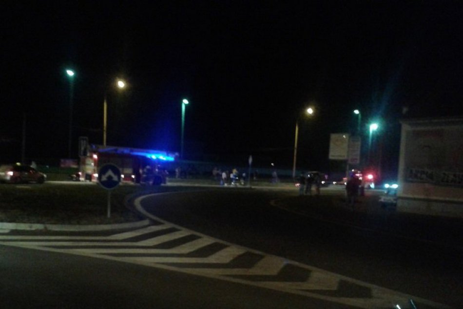 Odstraňovanie následkov dopravnej nehody na Staničnej pred kruháčom