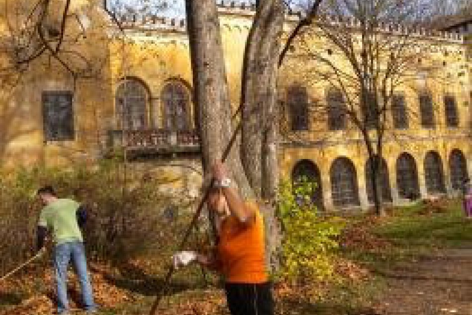 Park pri Kaštieli Radvanských získal nový look: Čistili ho aj študenti z USA, Br