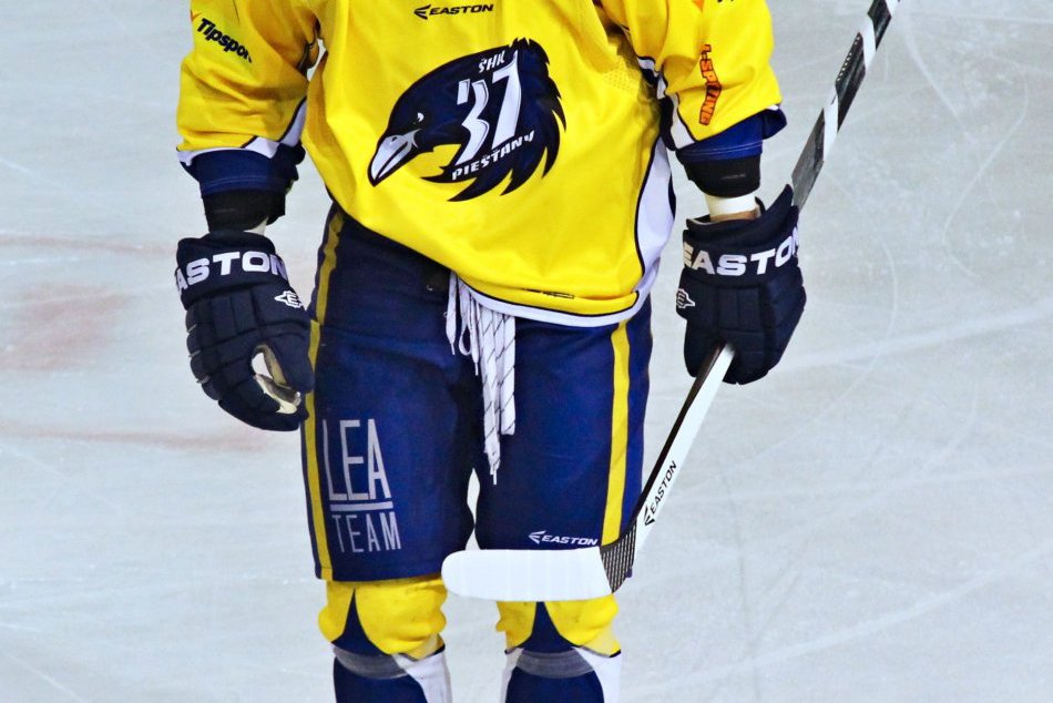 HK Nitra :  ŠHK 37 Piešťany