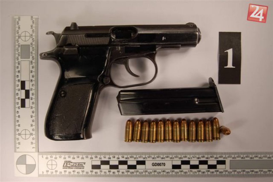 Policajti zaistili pištoľ, náboje a nôž