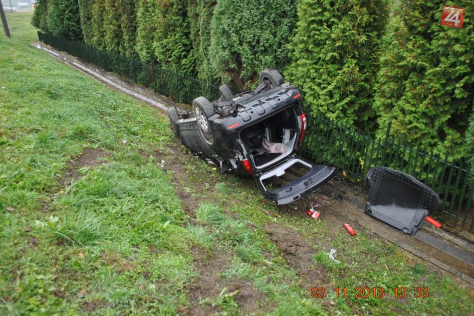 Po šmyku sa auto s kamarátmi prevrátilo na strechu!