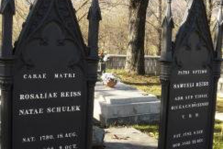 Obnovené nápisy na hroboch národovcov