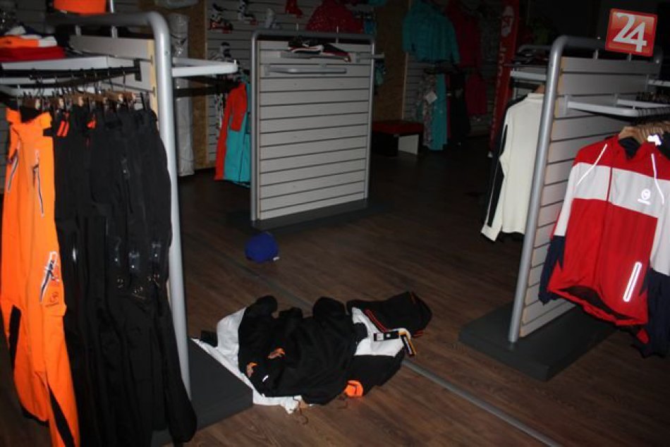 Neznámy páchateľ vykradol športový obchod