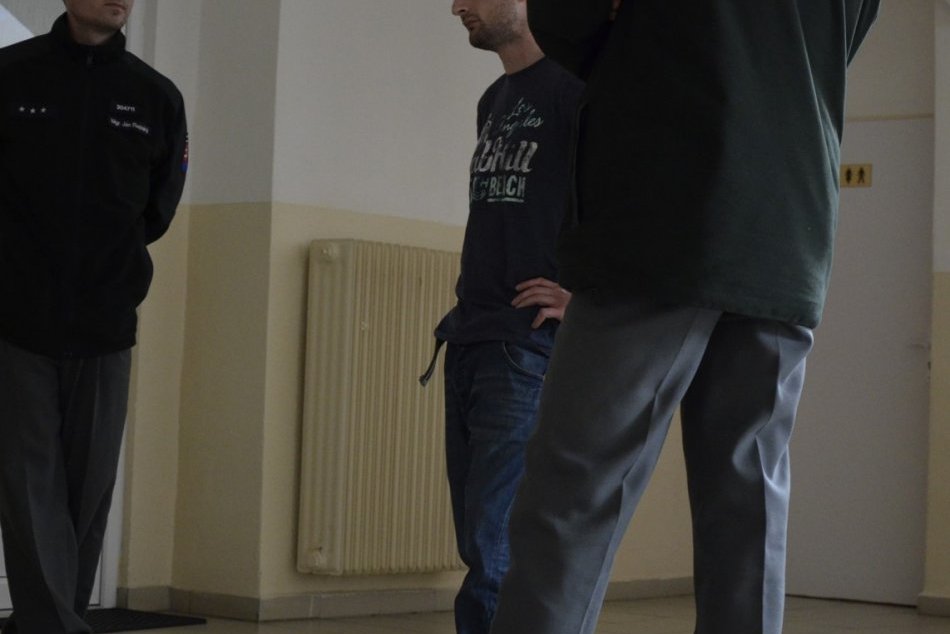 Obvinený Zoltán z Levkušky na súde v Revúcej