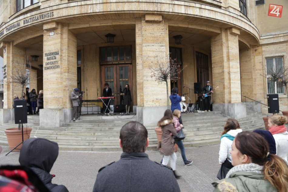 Prekvapenie pred fakultou: Išli do školy, prišli na koncert!