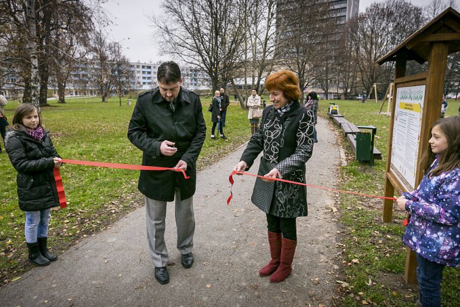 FOTO: Bystrica má nové bezbariérové ihrisko: Vyrástlo v Parku pod Pamätníkom SNP