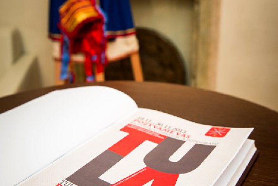 Obrazy, fotografie a kroje z partnerského mesta