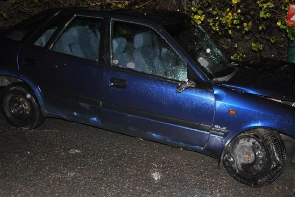 Muž (36) bez vodičáku to napálil do značky a kovového zábradlia