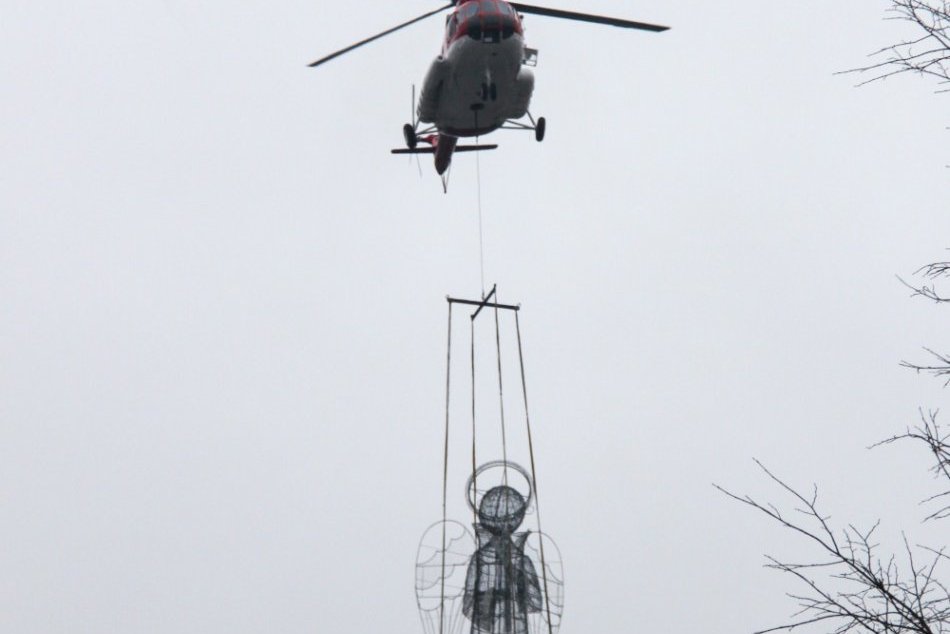Popradský anjel stále nevie lietať. Na miesto mu pomohol vrtuľník