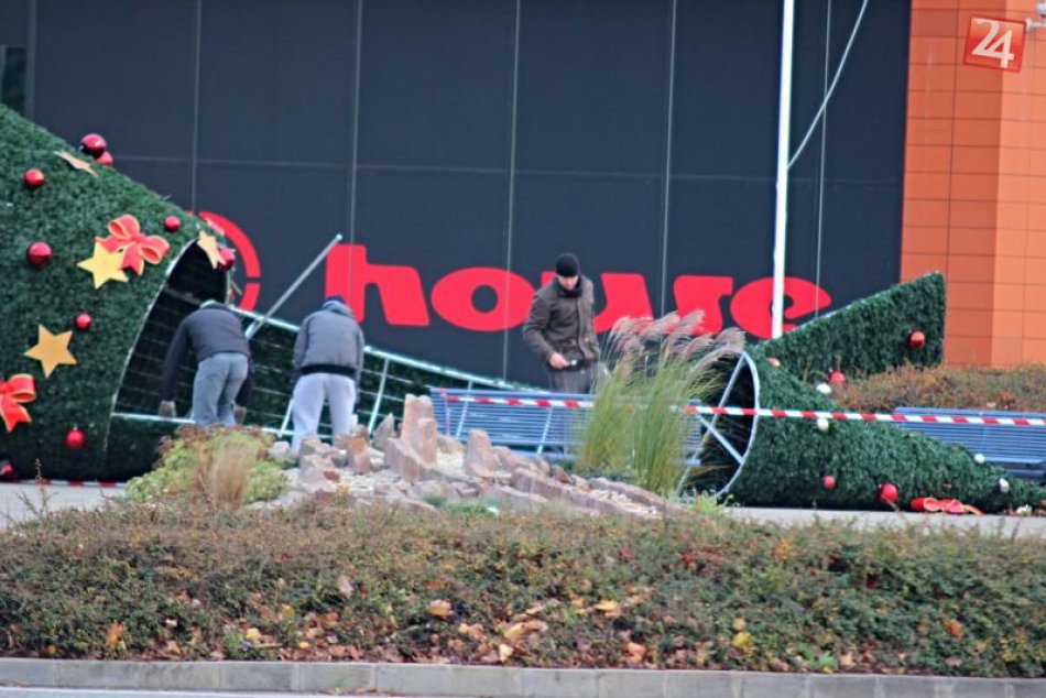 Vietor zhodil vianočný stromček