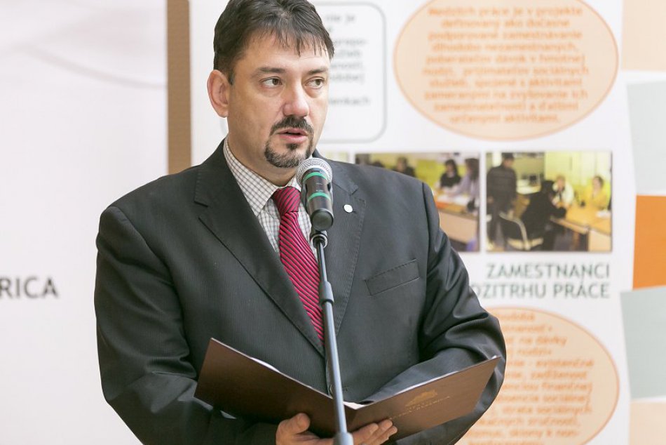 Od dávok k platenej práci