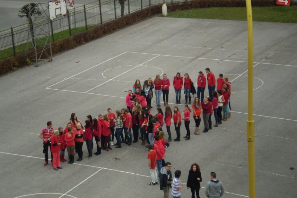 Vytvorili živú červenú stužku