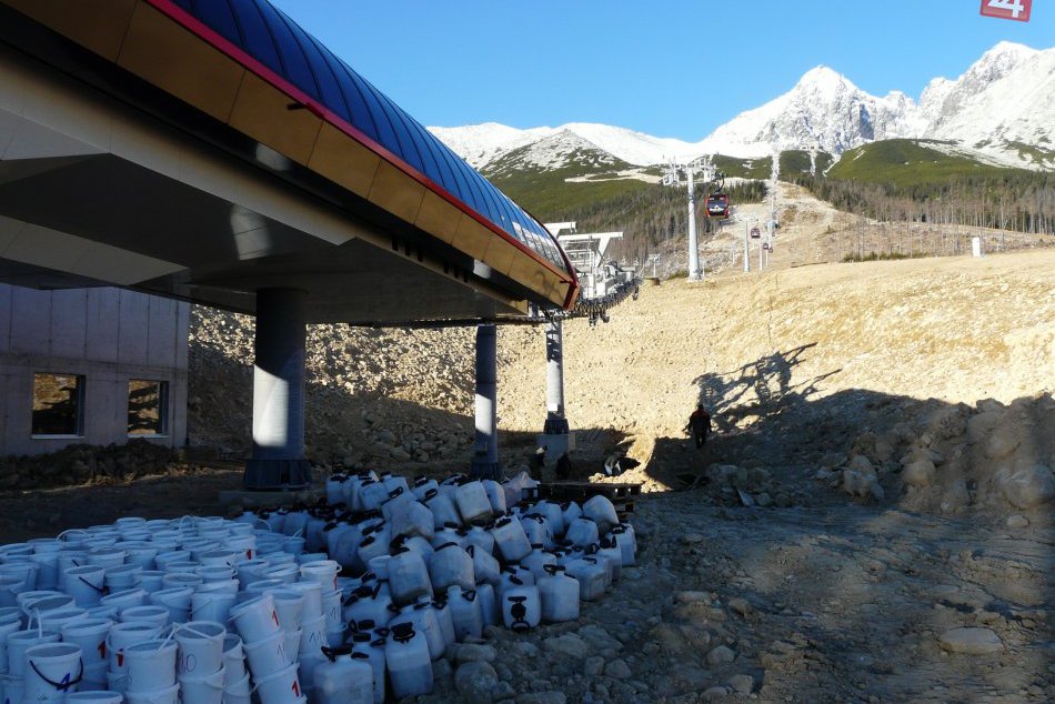V Tatranskej Lomnici testujú novú lanovku. Prvých turistov povezie možno už v de
