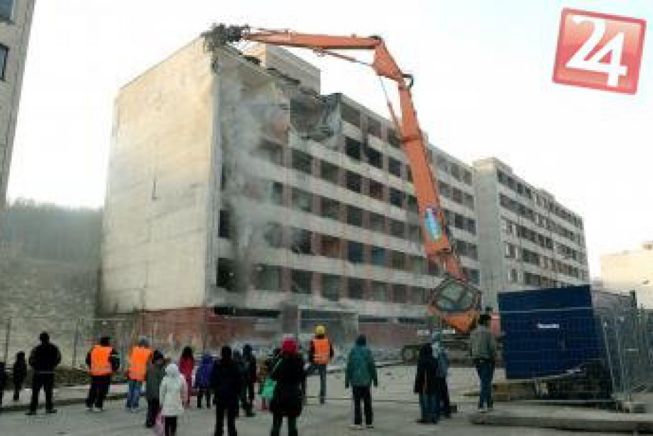 Búranie paneláka na Hrebendovej - Luník IX