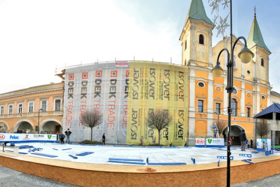 Na námestí vyrástlo klzisko pod holým nebom