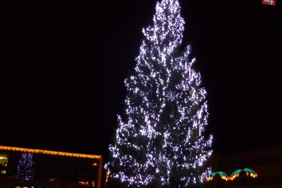 VIDEO z humenského námestia: Vianočný stromček je UŽ rozsvietený