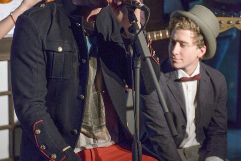 JAMESTOWN POKRSTILI „DIVADLO BLÁZNOV"